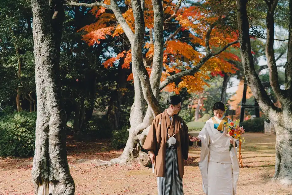 紅葉の下で撮影する和装のふたり